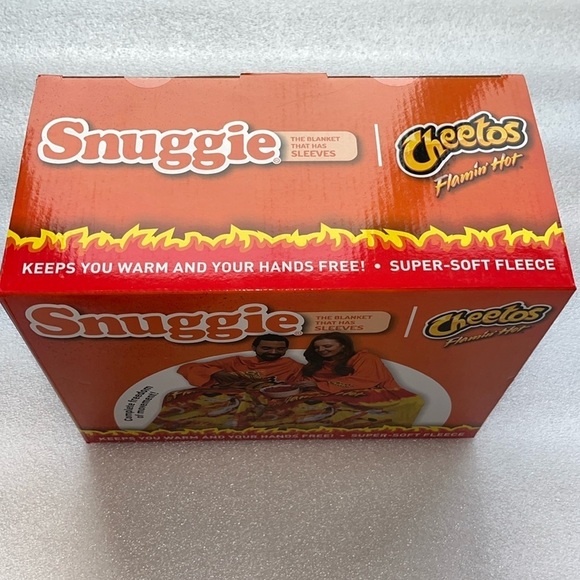 🆕 Snuggie Cheetos Flamin Hot Wearable Blanket Sleeves Fleece Orange/Yellow - Picture 6 of 6